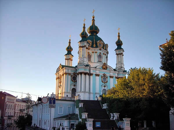 Chiesa-di-SantAndrea-Kiev-Ucraina.-Autore-Yuriy-Kolodin_.-Licensed-under-the-Creative-Commons-Attribution-Share-Alike_